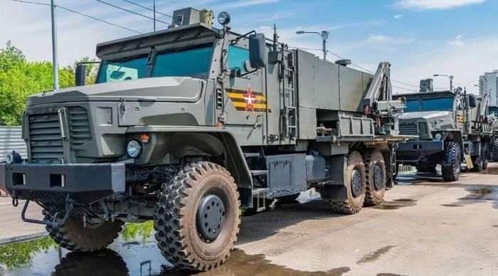 TOS-2 Tosochka được phát triển theo hướng khắc phục một phần hạn chế đó. Hệ thống sử dụng khung gầm xe bánh lốp Ural-63704 và mang 18 ống phóng rocket cỡ 220 mm, ít hơn 24 ống trên TOS-1A. Đổi lại, TOS-2 có thể sử dụng các loại rocket mới với tầm bắn vượt 10 km.