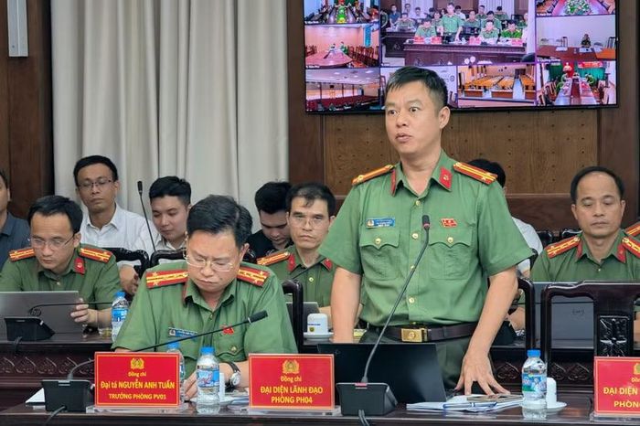 Chỉ huy các phòng nghiệp vụ CATP Hà Nội phát biểu tại hội nghị