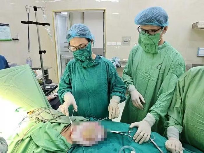 Khối u dạng nang đa thùy ở buồng trứng phải, kích thước khoảng 30cm được đưa ra khỏi cơ thể bé gái