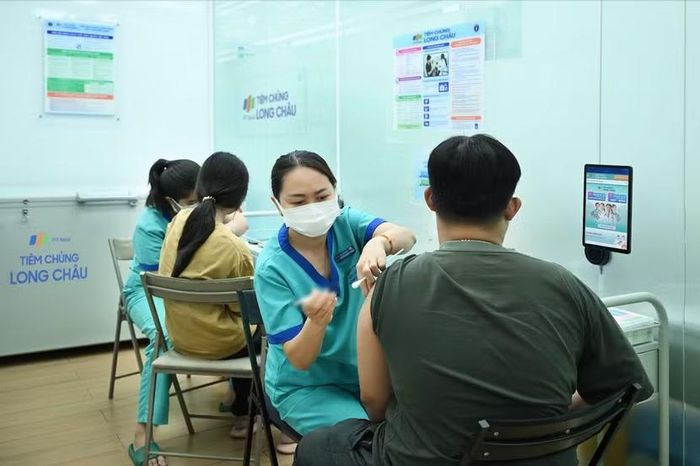 Người dân đến tiêm chủng phòng bệnh tại hệ thống Tiêm chủng Long Châu