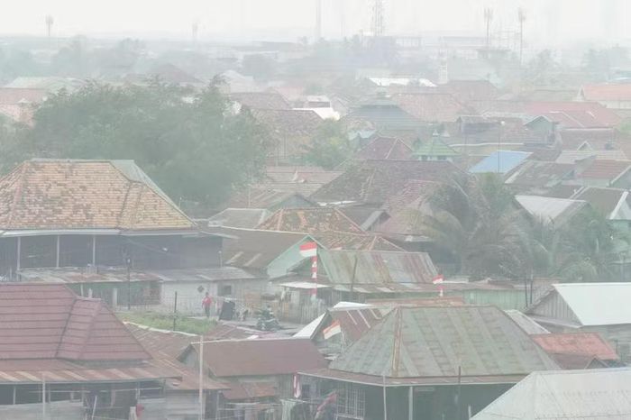 Khói mù do các vụ cháy rừng bao phủ thành phố Palembang