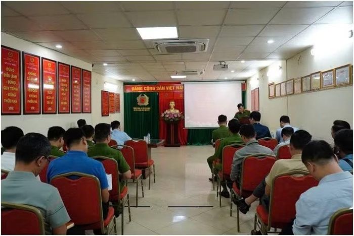 Đại diện Đội CC&CNCH khu vực số 7 – Phòng Cảnh sát PCCC&CNCH trao đổi, thảo luận các hệ thống Tiêu chuẩn, quy chuẩn kỹ thuật hiện hành.