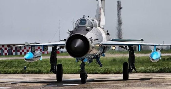 Tất nhiên, MiG-21 không thể biến thành một tiêm kích hiện đại hoàn toàn chỉ bằng nâng cấp. Kích thước nhỏ khiến lượng nhiên liệu hạn chế, tải trọng vũ khí không lớn và kiến trúc khí động học đã bị giới hạn bởi thiết kế ban đầu.