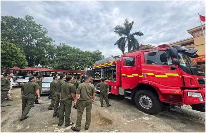 Các học viên tham quan và trải nghiệm các phương tiện được trang bị trên xe
