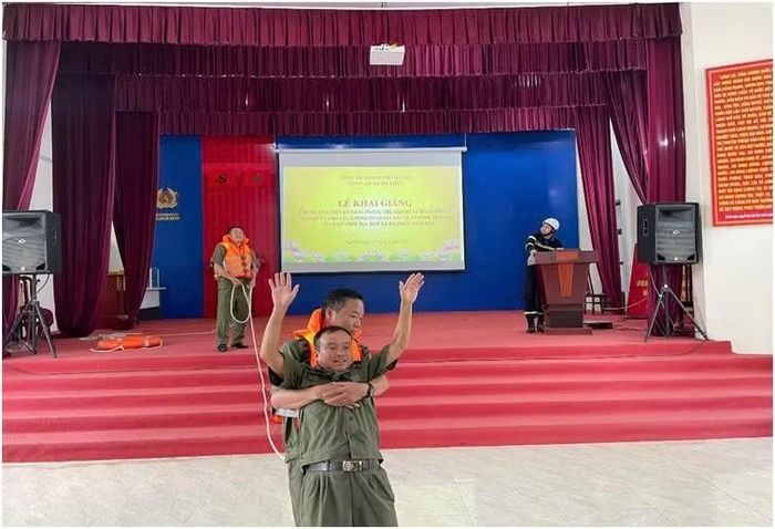 Các học viên được thực hành kỹ năng cứu người bị nạn khi bị đuối nước