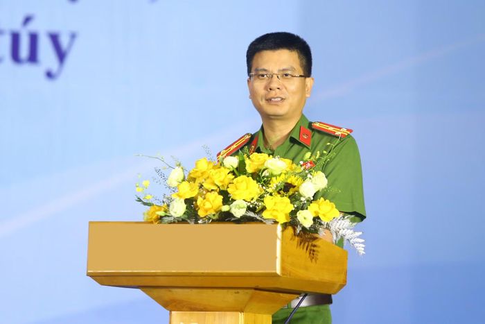 Thượng tá Nguyễn Thế Nhật, Phó Trưởng phòng Cảnh sát điều tra tội phạm về ma túy, CATP Hà Nội đưa ra những kỹ năng nhận diện chất ma túy mới để các tình nguyện viên chủ động tuyên truyền, phòng ngừa ngay tại khu dân cư