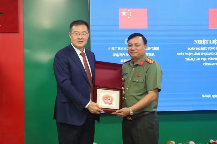 Đồng chí Triệu Vĩnh Khôn, Tổng trạm trưởng Tổng trạm kiểm soát biên phòng xuất nhập cảnh thành phố Quảng Châu tặng quà lưu niệm Công an Hà Nội