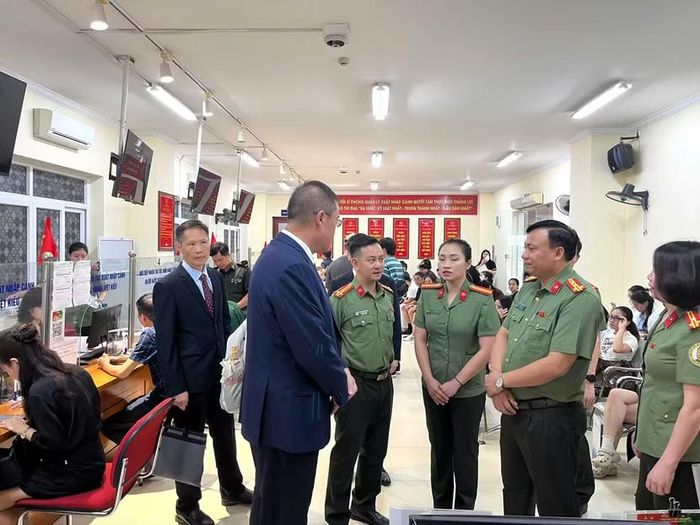 Đại tá Nguyễn Tiến Đạt, Phó Giám đốc CATP chủ trì đón tiếp đoàn