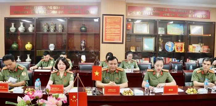 Đại tá Nguyễn Tiến Đạt - Phó Giám đốc CATP Hà Nội trao đổi các nội dung với đoàn