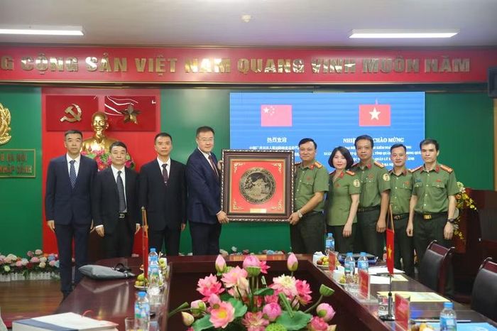 CATP Hà Nội trao tặng quà lưu niệm Đoàn Tổng trạm kiểm soát biên phòng xuất nhập cảnh thành phố Quảng Châu