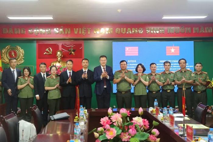 Hai đơn vị chụp ảnh lưu niệm