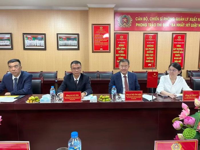 Đồng chí Triệu Vĩnh Khôn (thứ hai từ phải sang), Tổng trạm trưởng Tổng trạm kiểm soát biên phòng xuất nhập cảnh thành phố Quảng Châu cùng đoàn công tác