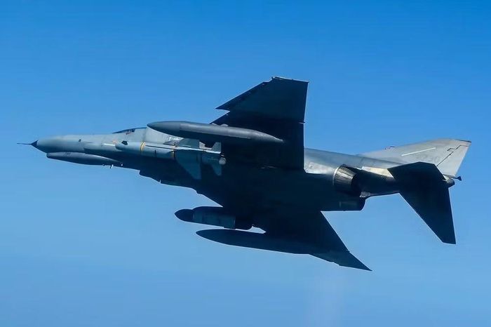 Trong khi đó, kinh nghiệm chiến đấu tại Việt Nam cho thấy F-4 Phantom không phải lúc nào cũng có ưu thế về cơ động trước các tiêm kích MiG nhỏ hơn. Mỹ ngày càng cần một máy bay thực sự được tối ưu cho nhiệm vụ giành ưu thế trên không.