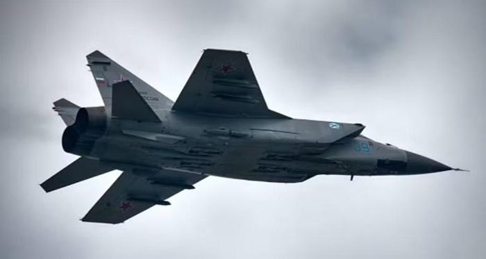 Sau này, Mỹ phát hiện MiG-25 không phải "siêu tiêm kích" toàn năng như lo ngại ban đầu. Foxbat rất nhanh và bay rất cao, nhưng nặng, kém cơ động hơn nhiều so với những tiêm kích được tối ưu cho không chiến quần vòng. Tuy nhiên, vào thời điểm F-X được định hình, Mỹ chưa có đầy đủ thông tin này.