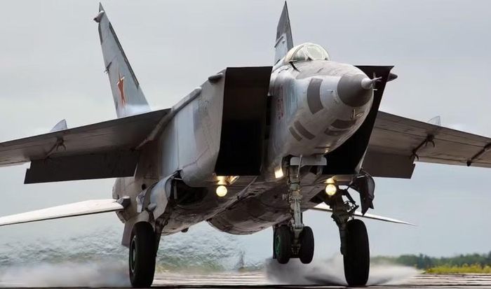 Câu chuyện thường được kể rất đơn giản: Liên Xô chế tạo MiG-25, Mỹ sợ hãi rồi phát triển F-15 để đối phó. Thực tế phức tạp hơn nhiều. Không quân Mỹ đã khởi động chương trình F-X từ tháng 4/1965, tức trước khi MiG-25 xuất hiện công khai.