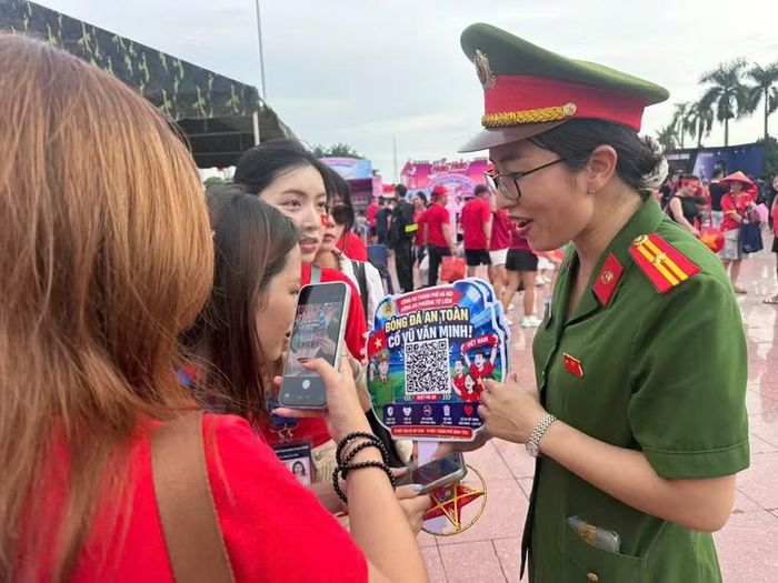 Người hâm mộ thích thú với mã QR của Công an phường Từ Liêm