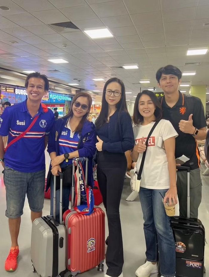 Madam Pang giao lưu cùng người hâm mộ Thái Lan trước khi lên đường (Ảnh: Madam Pang)