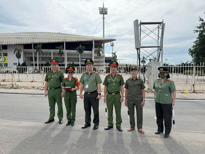 CBCS Công an phường Từ Liêm giữ đúng tác phong, điều lệnh CAND khi tham gia bảo vệ chung kết ASEAN Huyndai Cup
