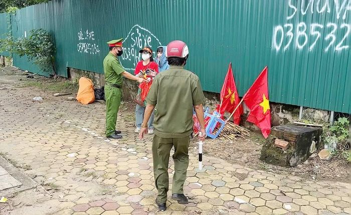Xử lý các hành vi vi phạm buôn bán lấn chiếm lòng đường, vỉa hè
