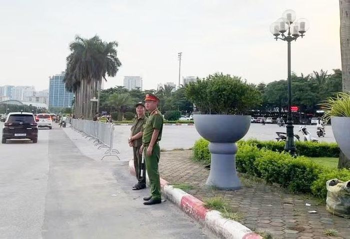 Các tổ công tác Công an phường Từ Liêm triển khai lực lượng từ sớm