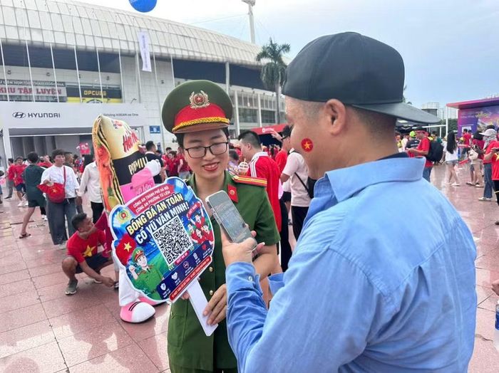 Đoàn thanh niên, Hội phụ nữ triển khai quét QR với thông điệp "Bóng đá an toàn, cổ vũ thông minh" cho cổ động viên vào sân vận động