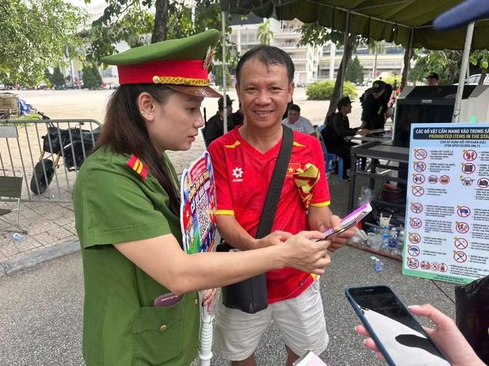 Đoàn thanh niên, Hội phụ nữ triển khai quét QR với thông điệp "Bóng đá an toàn, cổ vũ thông minh" cho cổ động viên vào sân vận động
