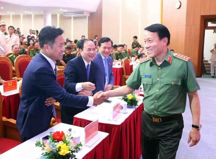 Đại tướng Lương Tam Quang, Ủy viên Bộ Chính trị, Bí thư Đảng ủy Công an Trung ương, Bộ trưởng Bộ Công an bắt tay, chào các đại biểu khách quý đến dự lễ kỷ niệm
