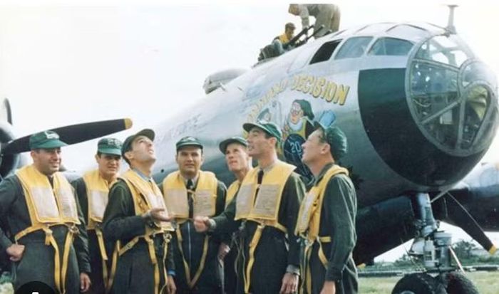 B-29 có hệ thống phòng thủ đáng kể, với nhiều tháp súng và khả năng phối hợp đội hình. Một chiếc MiG-15 tiếp cận trực diện sẽ phải đối mặt với hỏa lực phòng thủ mạnh. Vì vậy, yếu tố quyết định không chỉ là máy bay nào mạnh hơn mà còn là cách tổ chức đội hình và lựa chọn hướng tiếp cận.