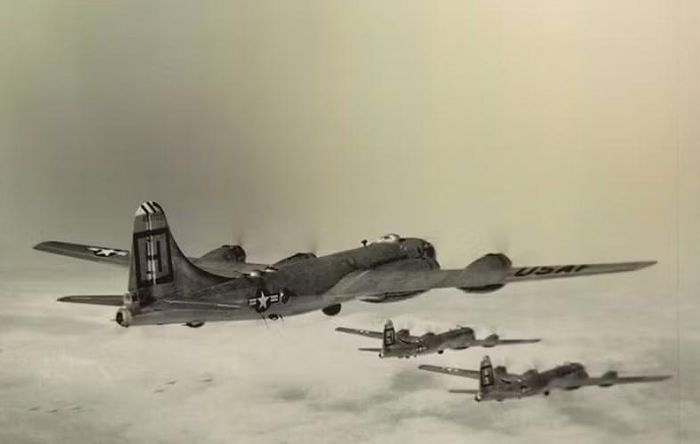 Điểm đáng chú ý nhất nằm ở hỏa lực. MiG-15 được trang bị 1 pháo 37 mm và 2 pháo 23 mm. Đây là cách tiếp cận rất khác so với những tiêm kích sử dụng nhiều súng máy cỡ nhỏ. Với một máy bay ném bom lớn như B-29, pháo cỡ lớn có khả năng gây thiệt hại đáng kể chỉ sau một loạt đạn ngắn.