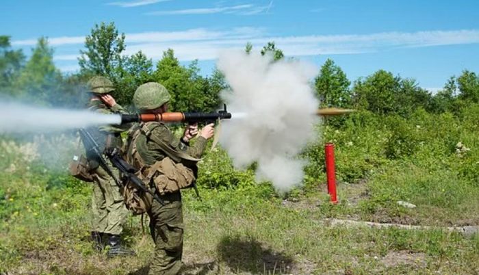 Ống phóng của súng chống tăng RPG-7 làm bằng thép, đường kính 40 mm, dài 953 mm và nặng 7 kg. Vũ khí có tầm bắn tối đa 500 m, trong khi tầm bắn hiệu quả cao nhất là 200 m.