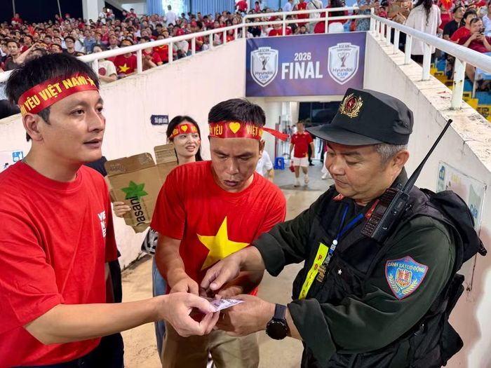 Khán giả, người hâm mộ bóng đá được hướng dẫn di chuyển vào khu vực ghế ngồi