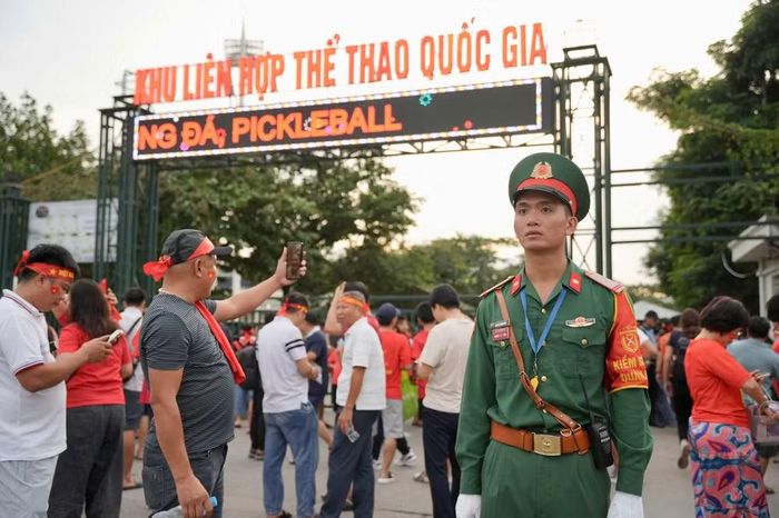 Bên trong sân vận động, lực lượng làm nhiệm vụ được bố trí tại các khu vực trọng điểm, chủ động nắm tình hình, duy trì an ninh, trật tự, bảo đảm an toàn cho các hoạt động của trận đấu và đông đảo cổ động viên.