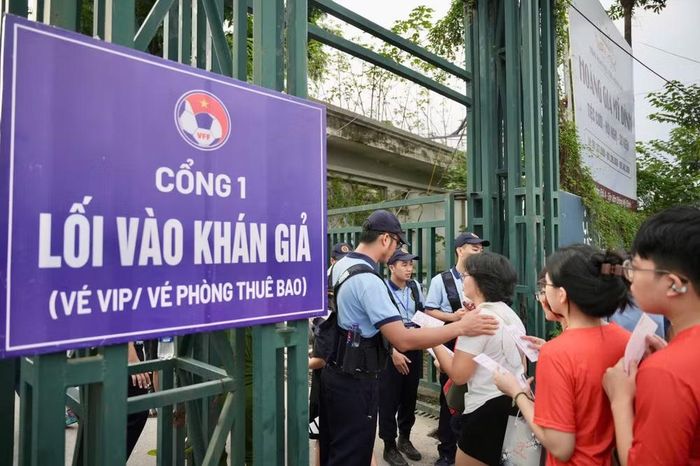 Dù lượng người và phương tiện đổ về khu vực Mỹ Đình tăng cao, giao thông được duy trì ổn định, thông suốt, không để xảy ra ùn tắc kéo dài.