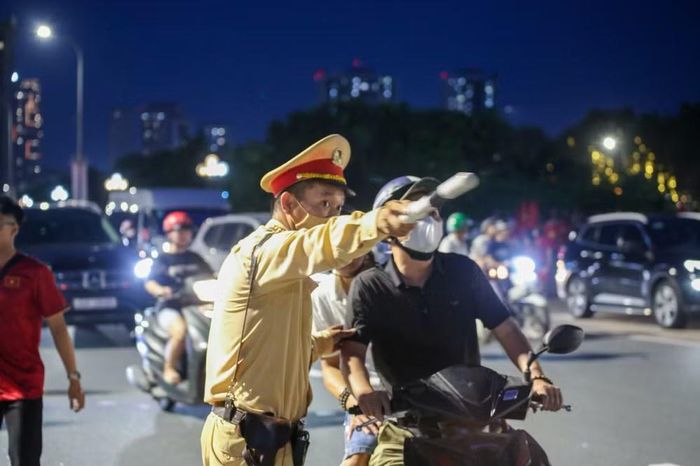 Với tinh thần chủ động, trách nhiệm và sự phối hợp chặt chẽ giữa các lực lượng, Công an thành phố Hà Nội quyết tâm bảo đảm an ninh, an toàn, góp phần để trận chung kết diễn ra sôi động, văn minh và an toàn.
