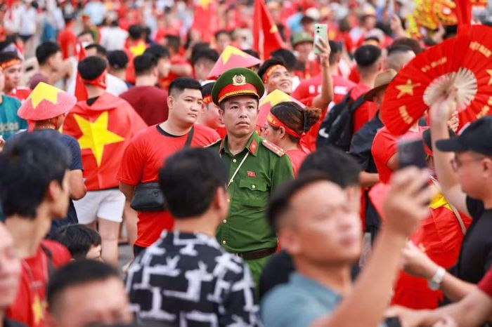 Hàng vạn khán giả đã có mặt chuẩn bị cho 'bữa tiệc" bóng đá