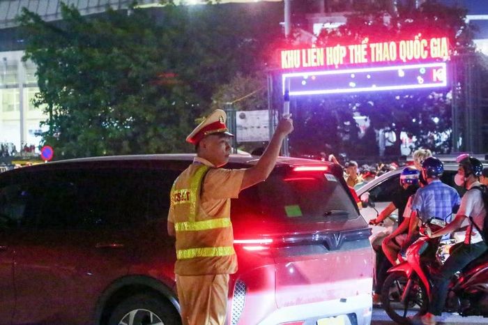 Lực lượng CSGT bố trí phân luồng từ xa