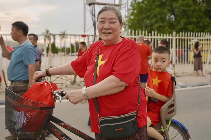 Người hâm mộ bóng đá đến sân từ rất sớm