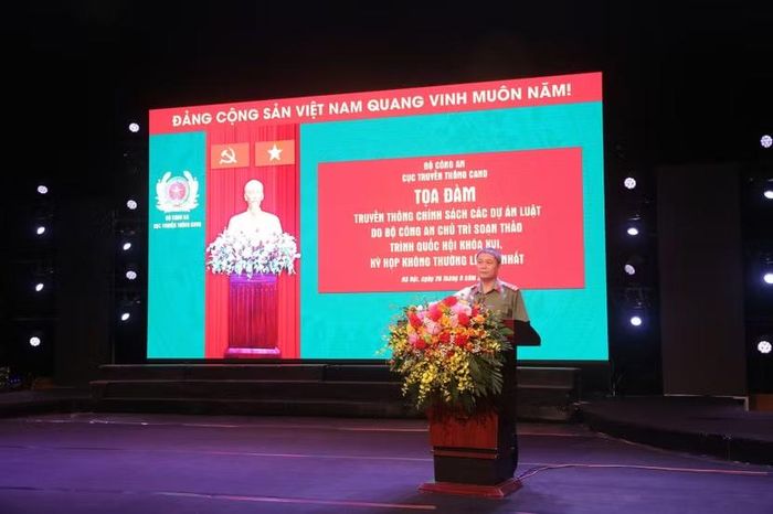 Đại tá Ngô Đức Thắng giới thiệu những nội dung cơ bản các dự án luật