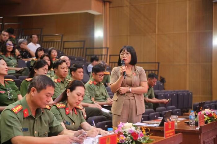 Bà Nguyễn Thị Việt Nga, Phó Trưởng đoàn chuyên trách Đoàn ĐBQH TP Hải Phòng, Ủy viên kiêm nhiệm của Ủy ban Văn hóa và Xã hội của Quốc hội giải đáp câu hỏi của phóng viên