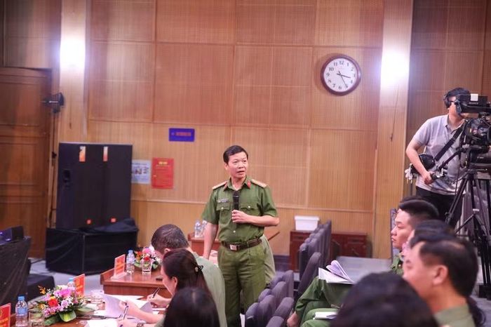 Thượng tá, TS Nguyễn Văn Niên, Phó trưởng Khoa Luật, Học viện Cảnh sát nhân dân giải đáp các câu hỏi của phóng viên