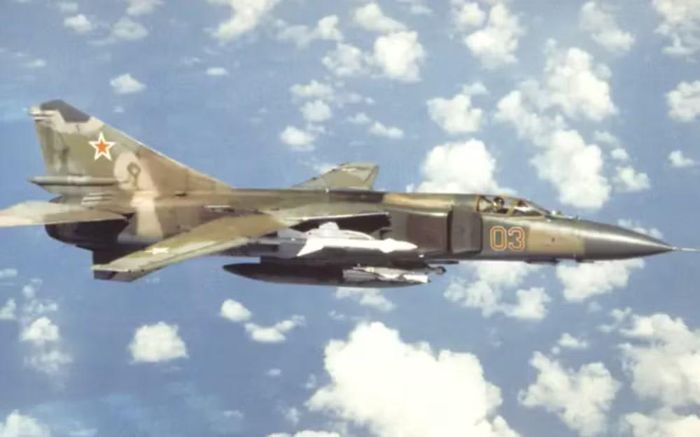 MiG-23 còn phản ánh sự thay đổi trong tư duy tác chiến của Liên Xô. Máy bay không chỉ được yêu cầu lao nhanh tới mục tiêu mà còn phải mang radar mạnh hơn, tên lửa tầm xa hơn và hoạt động trong nhiều điều kiện khác nhau. Vì vậy, MiG-23 có kích thước lớn hơn và được thiết kế xoay quanh nhiệm vụ đánh chặn, thay vì chỉ tối ưu cho không chiến tầm gần.
