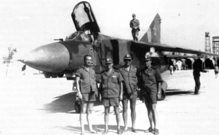 MiG-23 ra đời để giải quyết bài toán đó. Thay vì giữ cánh tam giác cố định như MiG-21, Mikoyan lựa chọn cơ cấu cánh có thể thay đổi góc quét trong khi bay. Phi công có thể điều chỉnh cánh theo chế độ hoạt động, tạo ra sự cân bằng giữa tốc độ cao và khả năng bay ở tốc độ thấp.