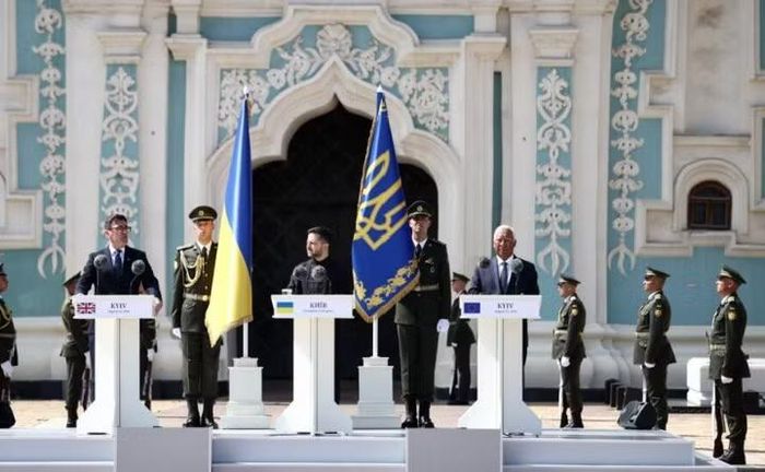 Cùng ngày, Liên minh châu Âu thông báo phê duyệt khoản viện trợ quân sự trị giá 6,1 tỷ euro cho Ukraine, bao gồm hệ thống phòng không, tên lửa, đạn dược và radar.