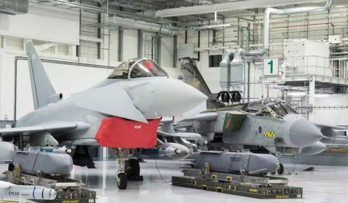 Storm Shadow/SCALP-EG là tên lửa hành trình do Anh và Pháp hợp tác phát triển. Tên lửa có tốc độ tối đa khoảng 1.000 km/h, tầm bắn 250-560 km tùy biến thể, được thiết kế để giảm khả năng bị radar phát hiện và bay thấp tiếp cận mục tiêu.