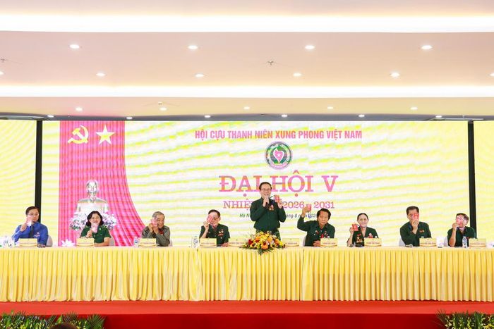 Các đại biểu thông qua Nghị quyết Đại hội. Ảnh: Quang Vinh