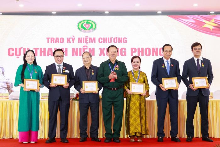 Đoàn Chủ tịch Hội Cựu TNXP Việt Nam Khóa IV trao Kỷ niệm chương Cựu TNXP cho các đồng chí có nhiều đóng góp xuất sắc cho tổ chức Hội và Lực lượng TNXP Việt Nam. Ảnh: Quang Vinh