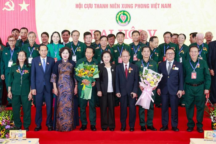 Các đại biểu tặng hoa chúc mừng Ban chấp hành Hội Cựu TNXP Việt Nam khóa V, nhiệm kỳ 2026- 2031