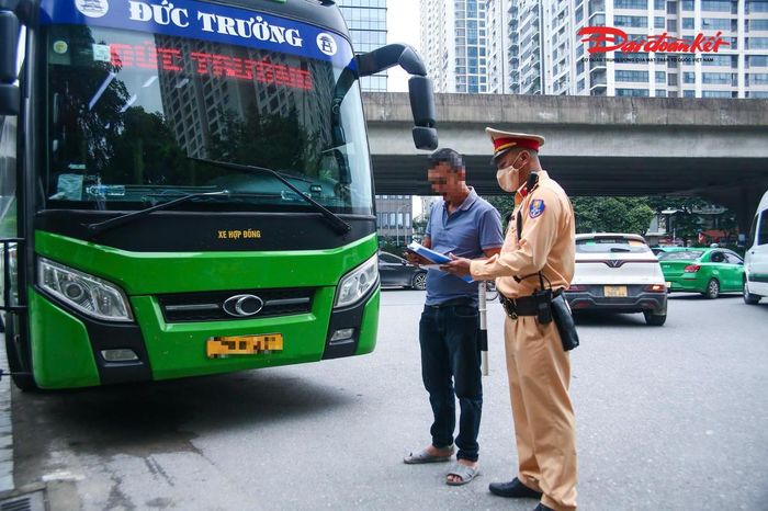 Lực lượng chức năng tập trung xử lý những hành vi có nguy cơ trực tiếp dẫn đến tai nạn giao thông và ùn tắc như vi phạm tốc độ, đi sai phần đường, làn đường, vượt xe không đúng quy định, sử dụng điện thoại khi lái xe, dừng đỗ, đón trả khách và hàng hóa không đúng nơi quy định.