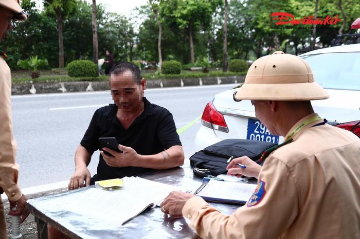 Tài xế D.V.X. (SN 1976, trú tại Hà Nội) thừa nhận hành vi vi phạm. Theo quy định, tài xế bị lập biên bản xử phạt 700.000 đồng.