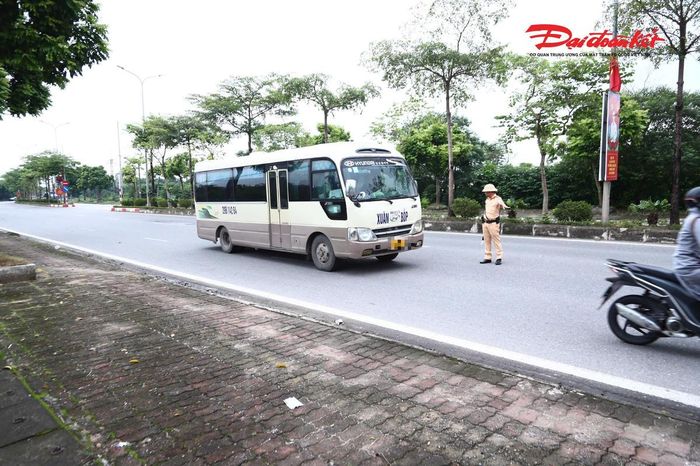 Khoảng 9h cùng ngày, tổ công tác phát hiện một xe khách lưu thông trên quốc lộ 32 theo hướng vào trung tâm Hà Nội có dấu hiệu chở nhiều hàng hóa trên khoang hành khách.